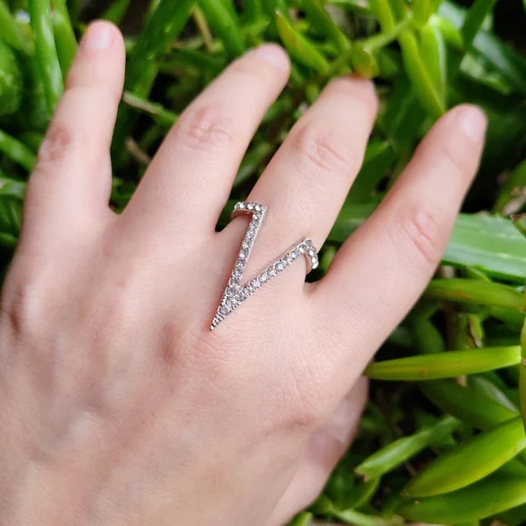 New Classic Simple Silver Rhinestone Arrow Ring Band, size 7 - Picture 5 of 8